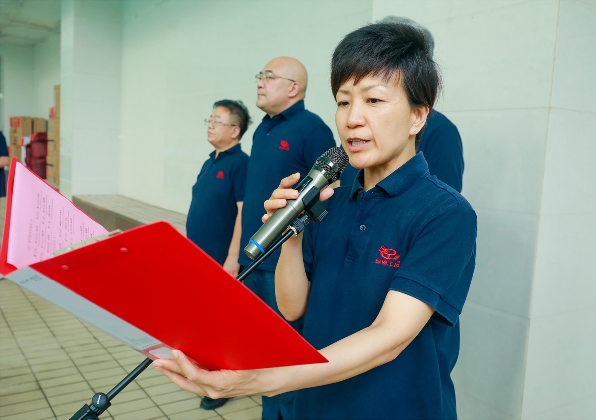 02-公司工會主席、副總經理時群英宣讀比賽成績1.JPG