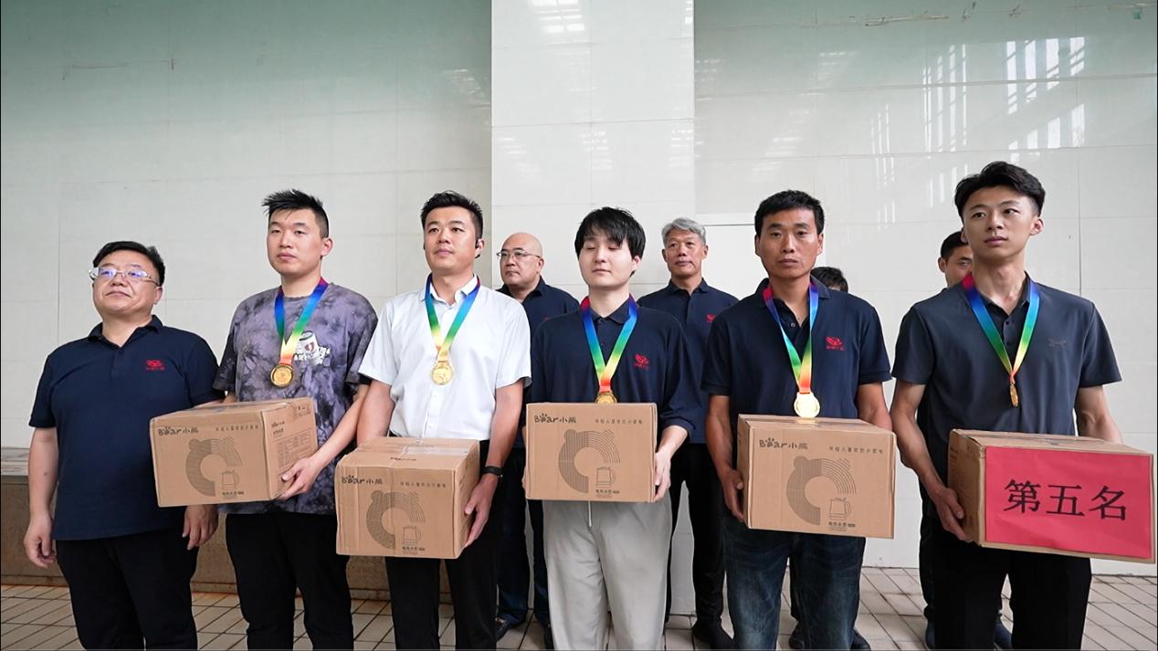 02公司副總經理辛改成為榮獲第五名的：商丘分公司艾祥、創新業務部田一鳴、投標中心王潤龍、鶴壁分公司趙有光、市場部柏昆雷 頒獎表彰.jpg