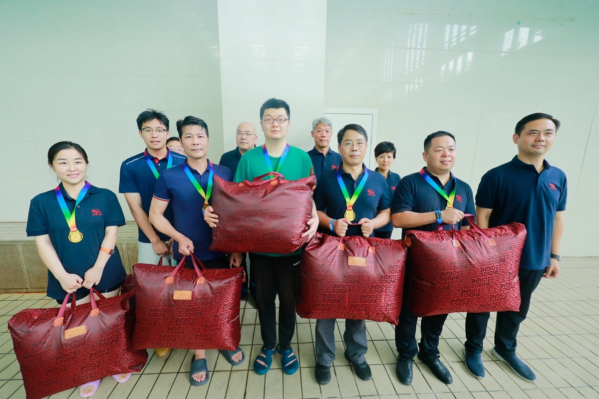 04-公司副總經理張大亮為榮獲個人項目第三名的：研發二中心海天陽、中誠公司邵巍、第一工程公司孫奧、創新業務部楊祥強、中誠公司余林、駐馬店分公司頓健楠頒獎表彰.JPG