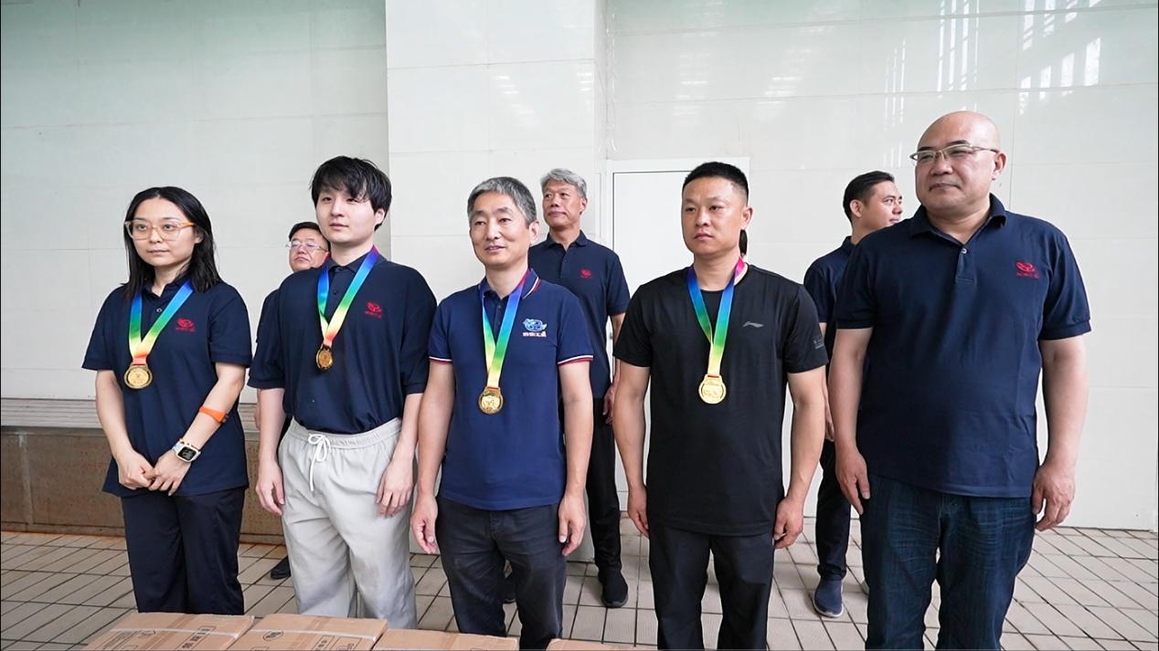 05公司副總經理荊旭慶為榮獲第二名的：投標中心王潤龍、平頂山分公司朱筱萌、焦作分公司何博博、AI中心趙國綱 頒獎表彰.jpg