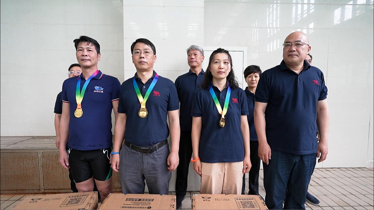 06公司副總經理荊旭慶為榮獲第一名的：中誠公司余林、焦作分公司劉杰、創新業務部楊祥強 頒獎表彰.jpg