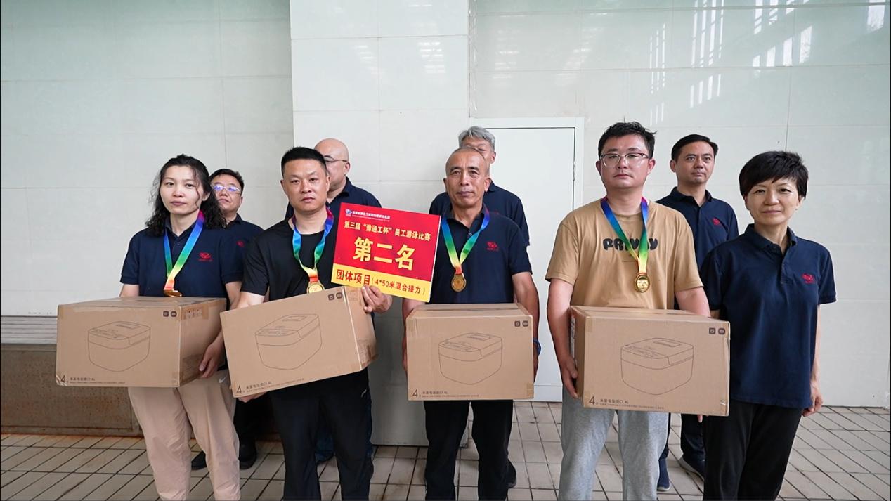 08公司工會主席、副總經理時群英為榮獲450米接力項目第二名的：第十三分工會（焦作分公司）頒獎表彰.jpg