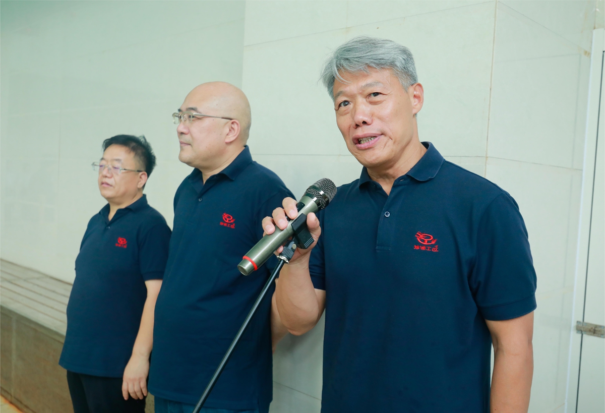 01-公司黨委書記、總經理李子憲宣布第三屆“豫通工杯”員工游泳比賽圓滿閉幕.JPG